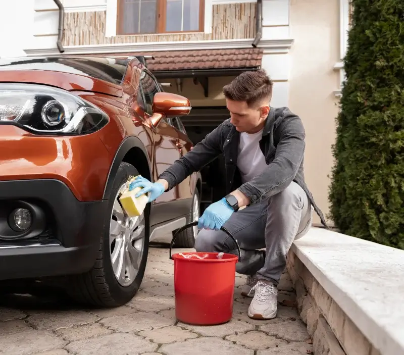 Lavage auto à domicile Honguemare-Guenouville : professionnel intervenant sur un véhicule